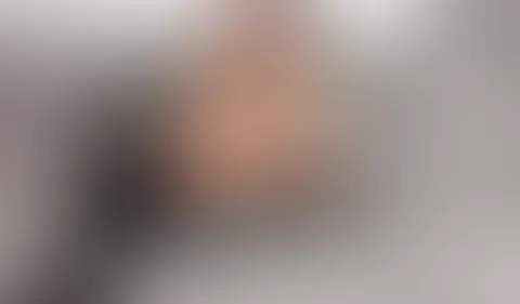 Ich weiß, du kannst von diesem Anblick nicht genug haben. Lass uns zusammen den Plug einführen, ich lutsche ihn sogar für dich! 😏 Immer wieder ziehe ich den Plug langsam heraus & stoße ihn dann genüs