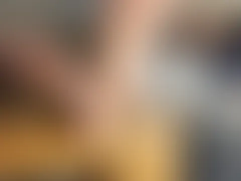 ☀️ Mittagspost – Eingeölte Füße Zur Mittagszeit gibt es etwas Besonderes: frisch eingeölte Füße mit glänzenden Sohlen, betonten Zehen und einem schönen Fußgewölbe. Das Öl bringt jede Kurve zur Geltung