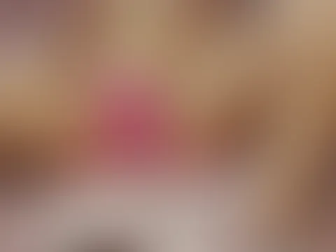 Krasses neues Video😈 Ich liege nackt auf der Couch ich bin gefesselt mit Handschellen trage eine schwarze Leder Maske übers ganze Gesicht nur Augen und Mund sind zu sehen... dazu trage ich einen pink