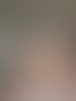 Löcher gespreizt + Füße zeigen