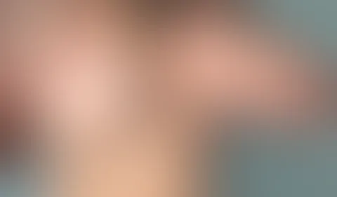 Junge Studentin Jenny ölt ihre prachtvollen Milchtüten ein