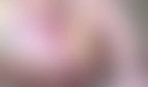 Zarte Elfe trägt rosa Feinstrümpfe halterlos und rosa hellen Wetlook Body,ich öffne den durchgängigen Reisverschluss für mehr Vergnügen
