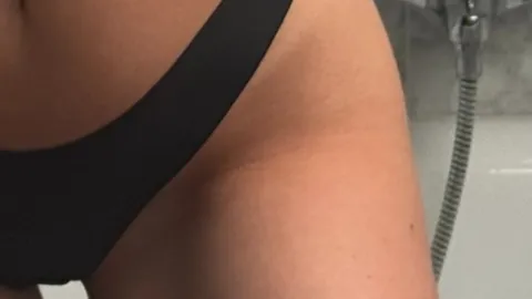 Willst du in meine nippel und meinen a***h beißen?