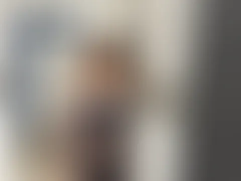 Ich hab mich schon mal fürs Wochenende vorbereitet – Strapse an, fehlt nur noch jemand, der mich mit seinen Blicken als erstes auszieht 😈Na… traust du dich näher ranzukommen? 💋✨
