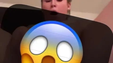 Ich f**ke mich mit einem richtig fetten XXL BLACK COCK was aussieht wie eine riesen Hand, plus stecke mir meinen rosa farbenen Dildo in die F***e und öle meinen ganzen Körper ein.