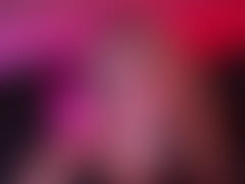 Ich lieg hier grad einfach nur rum… und seh dich schon vor mir 😌 dieses licht macht irgendwie alles bisschen intensiver gerade sag mir ehrlich… würdest du grad näher kommen oder nur schauen?