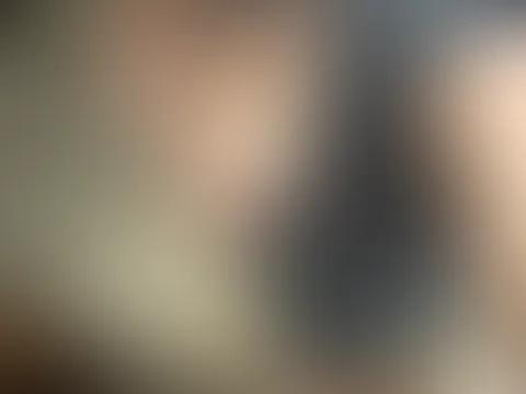 Mein Kleid, nur knapp bis über die Knie versteckt meinen Körper. Aber ich will mehr Haut zeigen also raus mit den Boobies. Ob ich wohl ein Höschen drunter trage? Finde es heraus 😏
