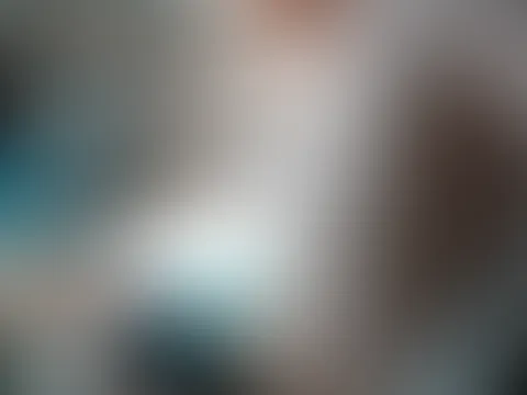 Heute im blauen spitzen Dessou mit offenem Schritt.