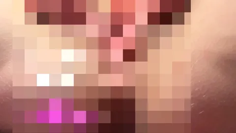Nahaufnahme einer M****i mit großen Schamlippen beim Fingern