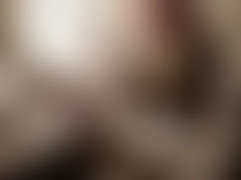 Ich liebe den Kontrast zwischen rauem Verfall und sinnlicher Fotografie. Genau diese Mischung macht es für mich zu etwas Besonderem. Wenn dir dieser Stil gefällt, warten hinter dem Abo die unzensierte