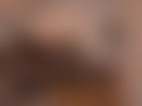 Leck mir mein Arschloch und meine F***e bis ich komme!