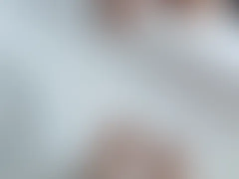 Dein warmer Strahl ist die einzige Dusche, die ich heute brauche. Ich will den Geruch von deinem Urin den ganzen Tag an meiner Haut haben. Wenn du fertig bist, lecke ich die Tropfen von meinen Zehen,