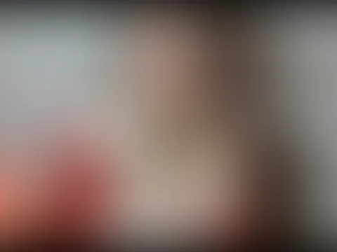 Schau auf meine gigantischen Brüste, während ich meine M****i zum glühen bringe! 🔥