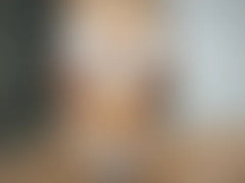 Schau mir zu wie ich mit meinen dicken Titten spiele;)