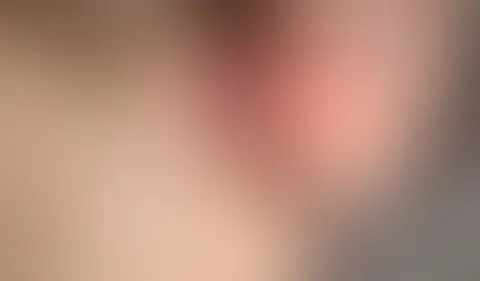 Immer wieder gleitet der Dildo fast schon von selbst in meine nasse P***y. In dem Video wirst du sehen, wie geil mich das macht! 🤤