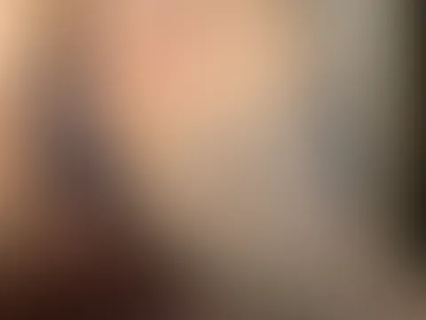 Ich spanke mir selbst den A***h, schiebe den Slip zur Seite und f****r meine F***e 😈🍑. Denkst du, du könntest es noch aufregender machen? 😏🔥