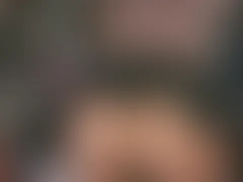 Während ich mich bückte um im unteren Bereich meines Bücherregals ein bestimmtes Buch zu suchen, welches ich als nächstes lesen wollte, rutschte mein unverschämt kurzer Rock so hoch, das er die direkt