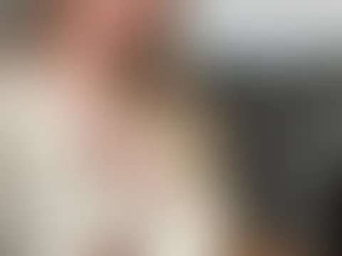 ✨ Sonntags-Vibes nur für dich… ✨ Heute ist einer dieser gemütlichen Tage auf der Couch… aber irgendwie fühlt es sich doch ein bisschen heißer an als sonst. Mein Pullover rutscht immer wieder hoch… sol