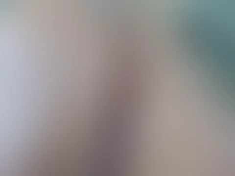Das warme Wasser umhüllt meinen Körper, während ich mich langsam in der Badewanne zurücklehne. Kleine Wellen streichen über meine Haut, und ich spüre, wie jede Anspannung Stück für Stück von mir abfäl