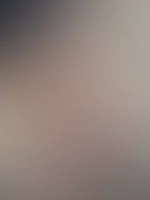 Wenn ich Abends auf der Couch liege, kann ich oft nicht anders als meine P***y nass zu spielen 😜💦