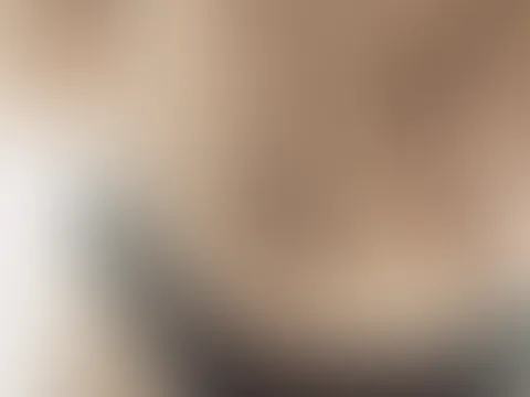 Meine Hand geht langsam in meinen String um meine P***y zu berühren