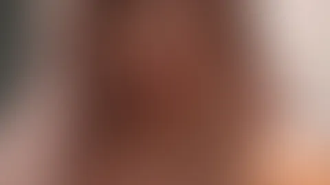 Ich zeig dir mein nacktes Dekolleté und versprich dir, du wirst gleich noch mehr sehen