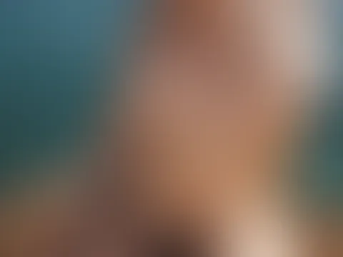 Ich liebe es einfach, oben ohne zu sonnenbaden. Nichts schlägt dieses warme Glühen auf der ganzen Haut. Aber seien wir ehrlich… nicht jeder hat es verdient, diese Schönheiten am Strand zu sehen 🍒 Nur