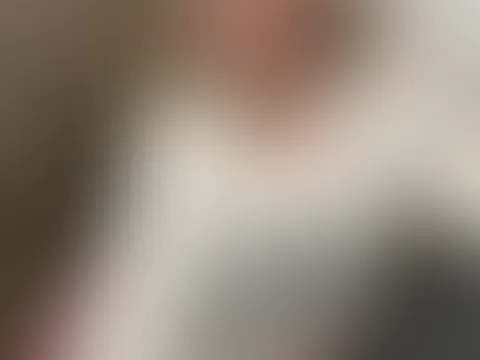 Heute Morgen noch brav im Spiegel gelächelt und jetzt mache ich es mir am Mittag ein bisschen gemütlicher. Der Pulli rutscht langsam tiefer, die Beine sind frei… und ich genieße die Ruhe, bevor der Ab
