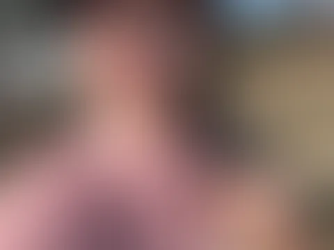 Ein bisschen frische Luft, Sonne auf der Haut… und ein kleiner Ausritt. 🐎 Aber ich frage mich gerade… wer würde mich heute begleiten? Und sag mal… würdest du brav bleiben – oder würdest du mich auf g