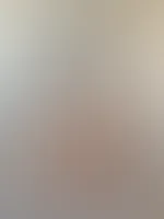 Soll ich gleich so für dich bleiben? Höschen halb ausgezogen, Beine nach oben gestreckt und mit beiden Händen spreize ich meine P***y für dich😏🥵