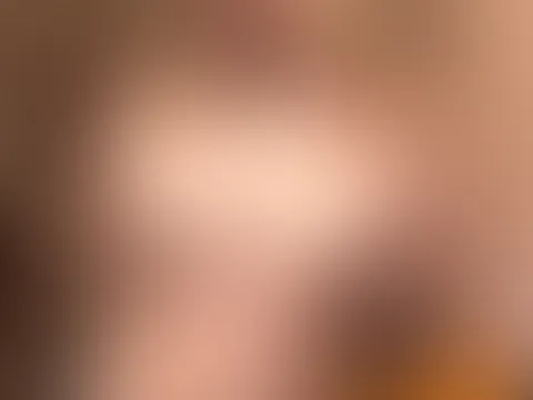 Heute zeig ich mich ganz nah… nur für deine Augen 😌 Ein bisschen verspielt, ein bisschen zu viel Gedanken im Kopf… Sag mir, wie sehr du mehr davon willst 💭