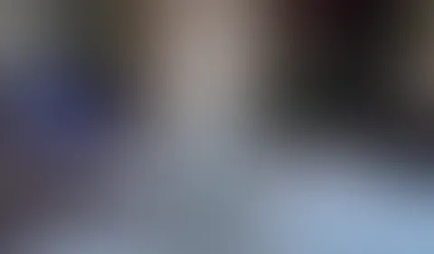 OMG! IST DAS PEINLICH! Er steht mit seinem Kumpel im Raum!!!! Abgemacht war das er viel später mit seinem Kumpel rumkommt... ja komplett falsch gedacht, auf einmal steht er mit ihm zusammen im Raum w