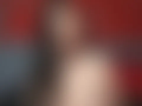 Ich strahlte mit einem leichten Lächeln vor der rot-grauen Wand, während die Lichterketten funkelten und meine nackten Kurven ins rechte Licht rückten. Meine langen dunklen Haare und mein schwarzes Ha