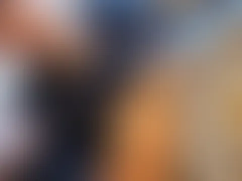 Ich wollte nur kurz ein Foto machen… aber irgendwie ist mein Oberteil dabei etwas verrutscht. Soll ich es wieder richten? 😈👀