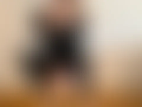 Heute hatte ich Lust, ein bisschen mit euch zu spielen⊠đ Ein Blick, ein Moment⊠und vielleicht verrĂ€t mein Outfit schon, dass ich heute nicht ganz brav bin. đ„ Wer von euch hĂ€tte gerade gern einen P