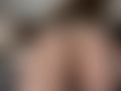 Kommst du mit aufs Sofa? 😏🛋️ Ich hab da eine Idee… und die hat definitiv nichts mit Fernsehen zu tun. 😉🔥
