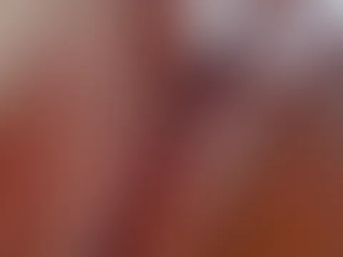 Gerade aus der Dusche — ganz nackt, weich, herrlich duftend, meine M****i perfekt glatt rasiert… 🙈😋 Genieß meine geile M****i ganz nah, ich ziehe sie langsam mit meinen Fingern auseinander, schön w
