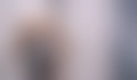 Ich habe geduscht und konnte nicht widerstehen, mit dem Duschkopf zu masturbieren. Ich bin tatsächlich unter der Dusche gekommen.