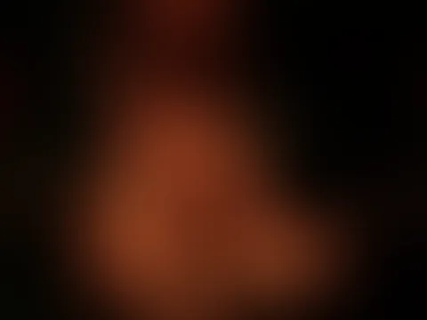 Eine kleine Sinnlichkeit ❤️🔥komm mit mir auf die Spielwiese. Lass dich in meinem Bann ziehen mit meinen Posen, erotischen Blicken zu dir & meinen Leuchten roten Haaren. Mein zarter Körper wie er si