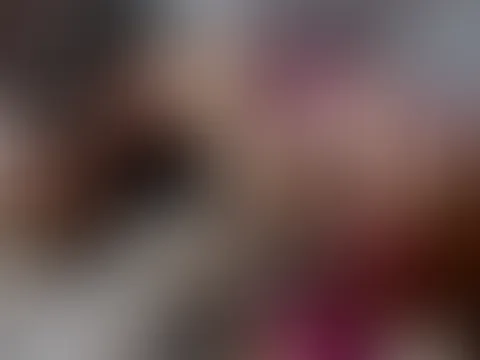 Brünette & Blonde im Bett gemeinsam