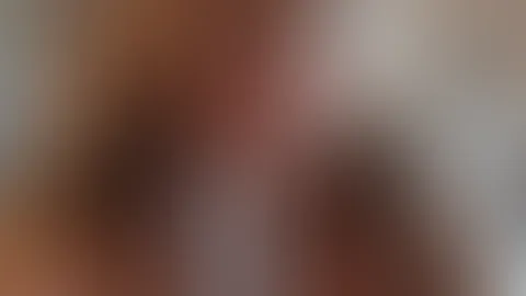 POV:Ich bin deine versaute Nachbarin komme in dein Zimmer du hast den Dildo schon auf dem Tisch raufgestellt und fange an ihn geil zu b****n am Ende setze ich mich auf den Dildo geil in Doggy und f**ke ihn 😏💦😜🍆