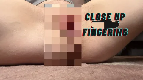Nahaufnahme einer M****i mit großen Schamlippen beim Fingern