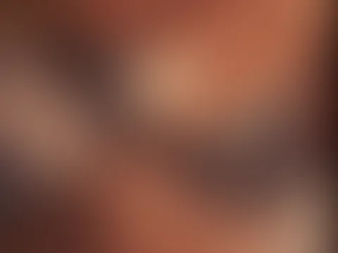Heute ist Feiertag – endlich frei, endlich Zeit, um sich ganz den schönsten Fantasien hinzugeben. Während draußen Ruhe herrscht, wird es bei mir umso heißer… 💋 Ich stelle mir gerade vor, wie du mich