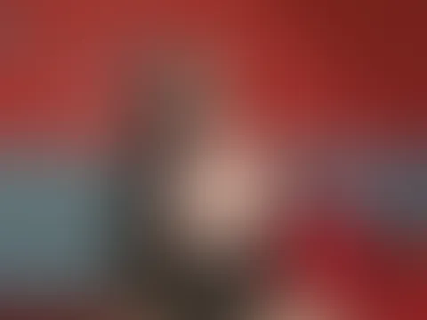 Ich kniete mit gespreitzen Beinen - bekleidet in einem Body aus Spitze - auf meinem Bett. Dabei ließ ich es mir nicht nehmen meine wohlgeformten Brüste in der Kamera für dich zu präsentieren 😅