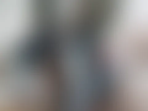 Leicht, verspielt und ein bisschen ungezogen... 🤫 Wenn der Sommer auf der Haut tanzt und jede Bewegung ein kleines Versprechen ist. 🔥 Manchmal sagt ein Knopf mehr als tausend Worte. 😜