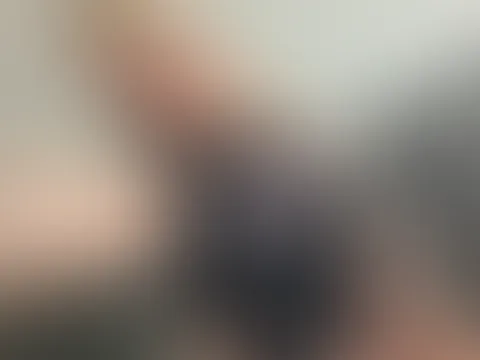 Geile MILF-Action: Titten, Dildo & geiler Ritt🔥 Du willst mich sehen, wie ich mich richtig schmutzig vergesse🥵? In diesem Clip zeige ich dir meine prallen Brüste, lecke sie genüsslich ab und bespuck