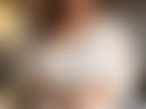 Guten Morgen… ☕🤍 Während ich meinen Kaffee trinke, dachte ich mir, ich müsste diesen Moment mit dir teilen. Mein weißes Hemd verhüllt ja viel weniger, als es sollte… 😏 Komm mich besuchen, ich verspr