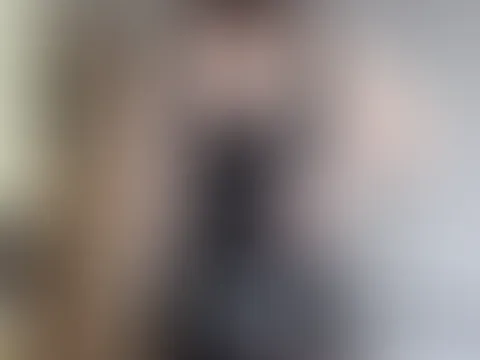 Ich stelle mir vor, wie du langsam und bedächtig mein Kleid von oben bis unten öffnest, sodass sich jede einzelne Latexfalte mit einem charakteristischen Geräusch von meiner Haut löst. Und wenn das Kl