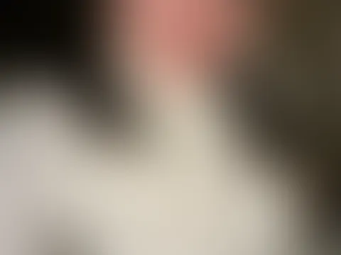 👧🏻💋