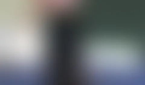 Ich hab mich an der Schulter verletzt. Die perfekte Gelegenheit, um mir mein Frühstück und mein Brotgeld abzunehmen. Und ich armes, unschuldiges, kleines Ding kann mich auch nicht wehren. Konnte ich n